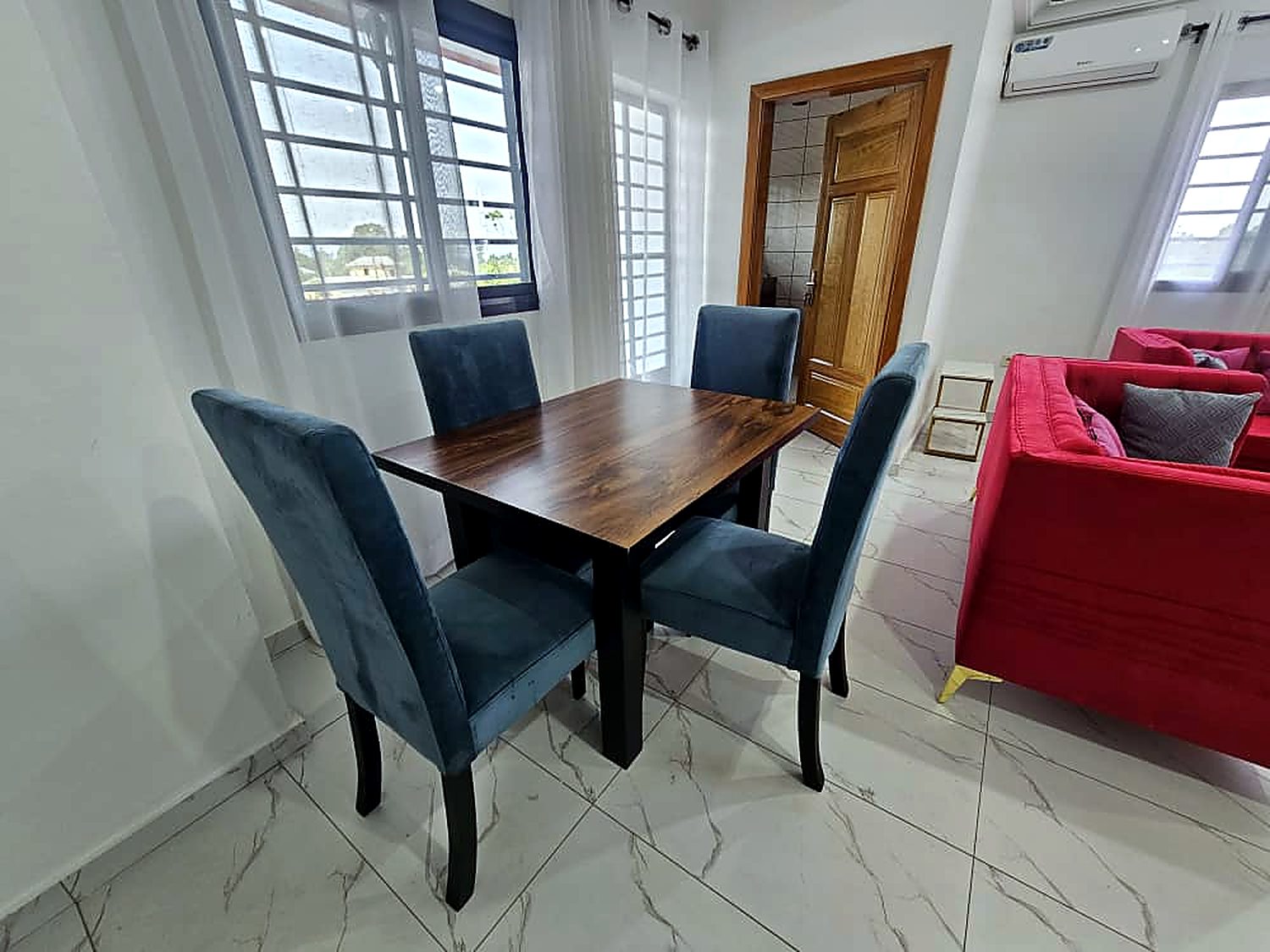 Coin repas avec table et chaises