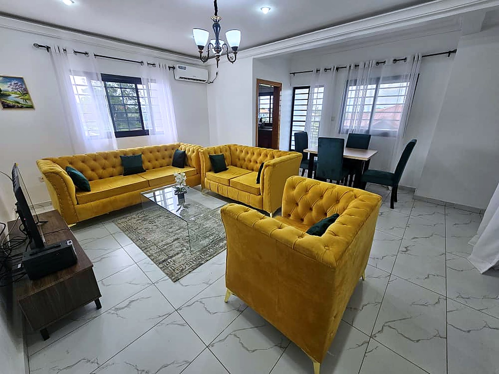 Le salon jaune d'un appartement de la Résidence Didi